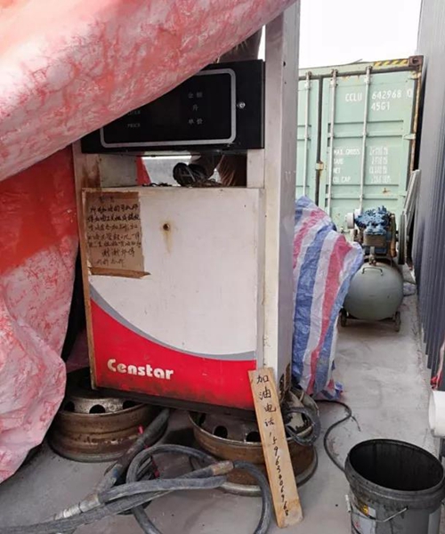 2018年11月1日，中央第三生態(tài)環(huán)境保護(hù)督察組進(jìn)駐山東省開展&ldquo;回頭看&rdquo;。通過對(duì)相關(guān)部門走訪問詢，并抽查有關(guān)企業(yè)，發(fā)現(xiàn)山東省物流運(yùn)輸企業(yè)違規(guī)使用普通柴油或其他高硫分燃油問題依然十分突出，柴油貨車尾氣污染嚴(yán)重。  一、基本情況  《大氣污染防治法》明確，禁止向汽車和摩托車銷售普通柴油以及其他非機(jī)動(dòng)車用燃料。第一輪中央環(huán)保督察反饋指出，山東省以普通柴油替代車用柴油的情況較多，濱州等地市大量物流運(yùn)輸企業(yè)違規(guī)使用普通柴油，尾氣污染問題突出。  為此，山東省整改方案要求，杜絕違規(guī)使用普通柴油的情況，并明確由原省工商局負(fù)責(zé)部署推進(jìn)相應(yīng)整改工作。原省工商局于2018年8月1日上報(bào)山東省環(huán)境保護(hù)督察反饋意見整改工作領(lǐng)導(dǎo)小組，聲稱該問題完成整改并銷號(hào)。  二、主要問題  督察發(fā)現(xiàn)，原山東省工商局作為整改責(zé)任主體沒有認(rèn)真履行整改職責(zé)，未就整改工作進(jìn)行部署推進(jìn)，整改任務(wù)目標(biāo)完全落空，全省物流運(yùn)輸企業(yè)違規(guī)使用普通柴油或高硫分燃油問題依然普遍存在。  （一）違規(guī)售油無人管。督察組抽查3個(gè)地市的4家煉化公司，發(fā)現(xiàn)這些煉化公司違規(guī)大量向物流運(yùn)輸企業(yè)銷售普通柴油或其他高硫分燃油，導(dǎo)致這些柴油大量替代車用柴油使用，污染嚴(yán)重。2018年，東營齊潤化工有限公司將3萬余噸硫含量近2000mg/kg的常壓柴油售給物流運(yùn)輸企業(yè)和加油站，墾利石化有限公司也將3萬余噸硫含量2000-3000mg/kg的燃油售給相關(guān)物流運(yùn)輸企業(yè)和加油站，硫含量最高超標(biāo)約300倍。2017年中央環(huán)保督察以來，山東匯豐石化集團(tuán)有限公司將近40萬噸普通柴油銷往多家物流運(yùn)輸企業(yè)，濰坊市昌邑石化有限公司將5萬余噸國Ⅳ和國Ⅴ的普通柴油售給物流運(yùn)輸企業(yè)?，F(xiàn)場抽查發(fā)現(xiàn)，物流運(yùn)輸企業(yè)多數(shù)在自身停車場內(nèi)私自安裝加油裝置，將所購違規(guī)油品自用，昌邑市盛宏物流有限公司甚至違法轉(zhuǎn)售其他社會(huì)車輛。   圖1 昌邑市盛宏物流有限公司在停車場內(nèi)私設(shè)加油裝置  （二）督察整改做樣子。原省工商局作為督察整改的責(zé)任主體，接受任務(wù)時(shí)服從安排，實(shí)際整改時(shí)做做樣子。督察反饋明確指出問題主要是煉化公司違法向物流運(yùn)輸企業(yè)銷售普通柴油替代車用柴油使用，導(dǎo)致汽車尾氣污染。但原省工商局等部門整改時(shí)僅部署對(duì)加油站和成品油倉儲(chǔ)批發(fā)企業(yè)的檢查，沒有將煉化公司到物流運(yùn)輸企業(yè)的黑色鏈條作為查處對(duì)象。整改工作指東打西，真正問題沒有觸及。另外，整改方案明確的目標(biāo)是&ldquo;強(qiáng)化日常監(jiān)督管理，杜絕違規(guī)使用普通柴油&rdquo;；但原省工商局擅自在銷號(hào)材料中將目標(biāo)改為&ldquo;針對(duì)加油站開展專項(xiàng)整治行動(dòng)&rdquo;，以此蒙混過關(guān)，虛假銷號(hào)。   圖2 原省工商局在銷號(hào)確認(rèn)表上弄虛作假  （三）執(zhí)法監(jiān)管走過場。2017年以來，山東省各市共打擊取締非法加油點(diǎn)近2000家，但僅對(duì)涉案物流運(yùn)輸企業(yè)進(jìn)行了處罰，未能以此為線索追根溯源，對(duì)源頭煉化公司違規(guī)售油問題進(jìn)行查處，煉化企業(yè)到物流運(yùn)輸企業(yè)的黑色鏈條始終未被斬?cái)唷? 一些煉化企業(yè)長期游離于監(jiān)管之外，缺乏對(duì)法律的敬畏。2018年8月，生態(tài)環(huán)境部調(diào)研發(fā)現(xiàn)中國化工集團(tuán)山東昌邑石化有限公司涉嫌違法生產(chǎn)銷售國Ⅳ普通柴油，但在進(jìn)一步調(diào)查時(shí)，企業(yè)拒絕配合，不提供相關(guān)臺(tái)賬，并臨時(shí)編造相關(guān)記錄。&ldquo;回頭看&rdquo;進(jìn)駐后，督察組再次現(xiàn)場檢查，要求企業(yè)提供儲(chǔ)運(yùn)臺(tái)賬，企業(yè)依然拒絕提供，并繼續(xù)編造謊言，提供虛假材料，性質(zhì)十分惡劣。  對(duì)此，濰坊市查處不嚴(yán)不實(shí)，甚至試圖蒙混過關(guān)。在督察組兩次督導(dǎo)后，查處工作依然走過場，在未調(diào)度企業(yè)生產(chǎn)記錄和儲(chǔ)運(yùn)臺(tái)賬等關(guān)鍵證據(jù)的情況下，即采信企業(yè)說法，甚至未調(diào)閱生產(chǎn)記錄就作出該企業(yè)2018年未生產(chǎn)銷售國Ⅳ普通柴油的結(jié)論。直到督察組再次督導(dǎo)、進(jìn)一步明確要求后才加大查處力度，發(fā)現(xiàn)該企業(yè)2018年實(shí)際以燃料油名義違規(guī)銷售國Ⅳ普通柴油4萬多噸。  三、原因分析  原山東省工商局不在整改落實(shí)中下功夫，反而在整改銷號(hào)上動(dòng)腦筋，表面整改，虛假整改問題突出。  山東省有關(guān)地市不敢動(dòng)真碰硬，對(duì)違法銷售不合格油品的黑色鏈條整治不力，未能對(duì)油品來源追根溯源，未對(duì)煉化企業(yè)的違法行為依法查處。